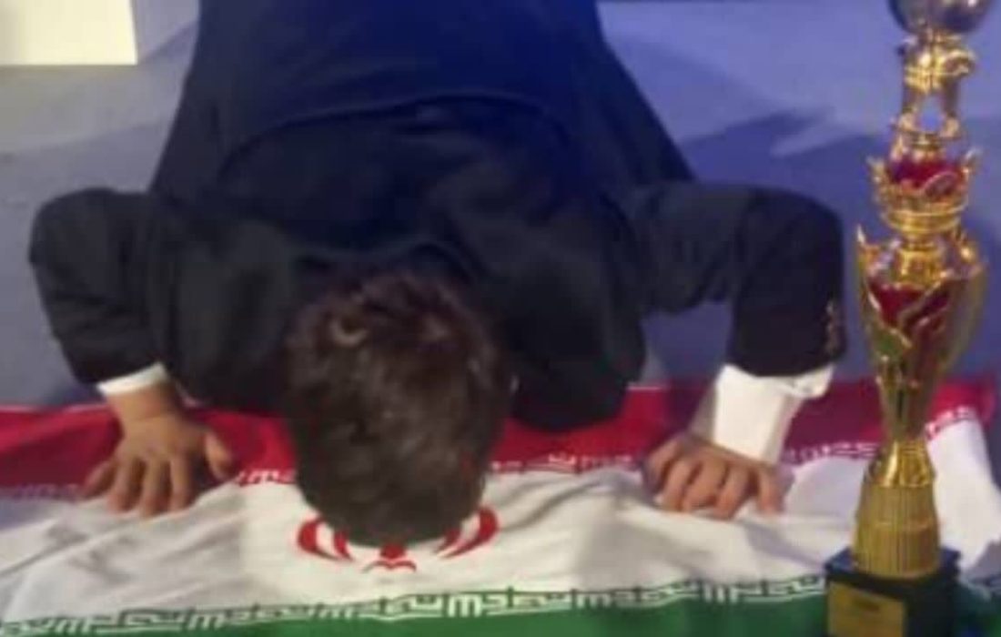 دانش‌آموز ارومیه‌ای در قلب اروپا بر پرچم ایران بوسه زد