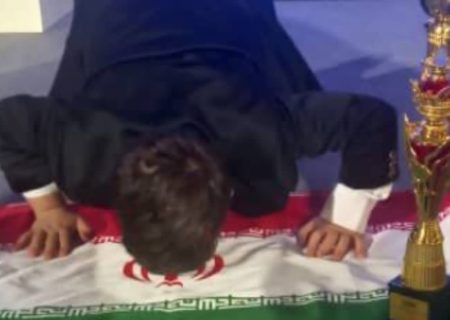 دانش‌آموز ارومیه‌ای در قلب اروپا بر پرچم ایران بوسه زد