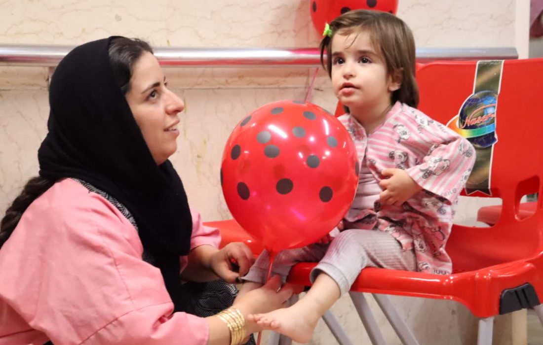 یلدا در راهروی انتظار بیمارستان