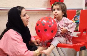یلدا در راهروی انتظار بیمارستان