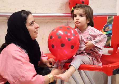 یلدا در راهروی انتظار بیمارستان