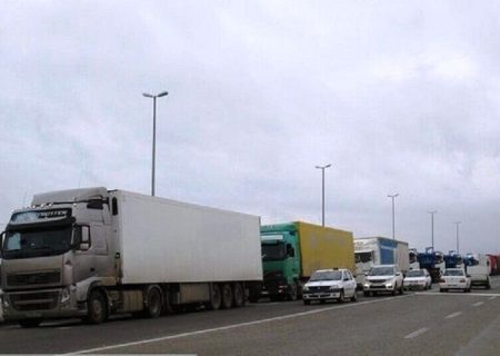 تردد ۱۶۴ هزار کامیون حامل کالاهای صادراتی و وارداتی از پایانه مرزی تمرچین ثبت شد